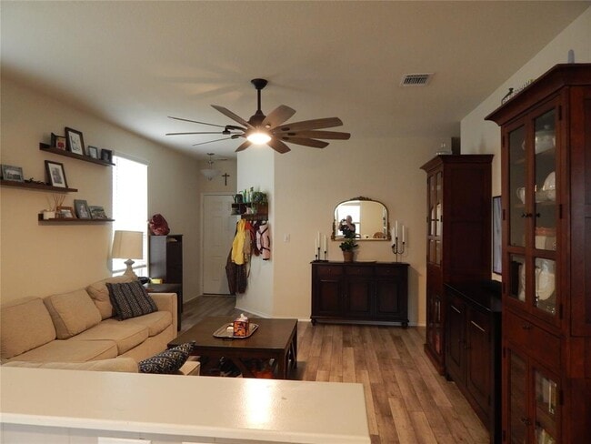 Foto del edificio - 437 English Oak St