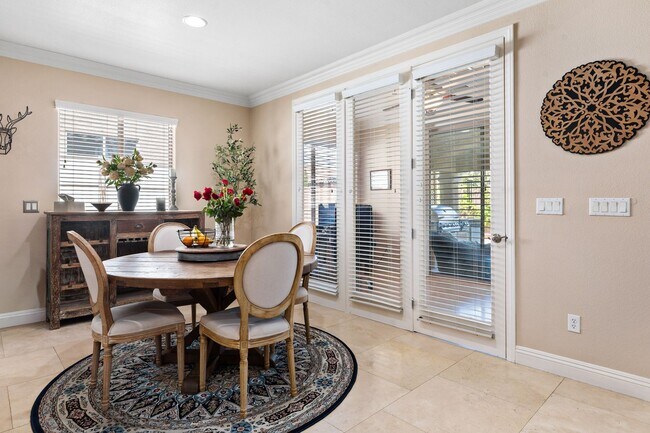 Foto del edificio - Spacious Mountain’s Edge Home with Den, Sunroom, 3-Car Garage & Private Spa Retreat