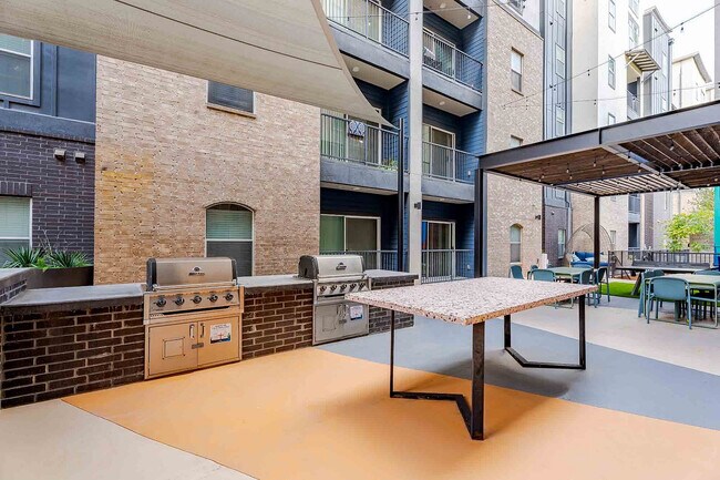 Apartamentos 21 Pearl cerca de UT Austin Courtyard Grills - 21 Pearl