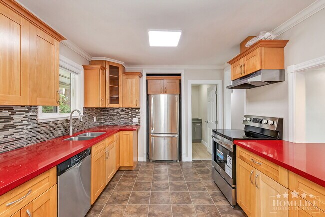Photo du bâtiment - Bright 3 Bedroom Upper Level Home in Cedar Hills Surrey Spacious Family Living