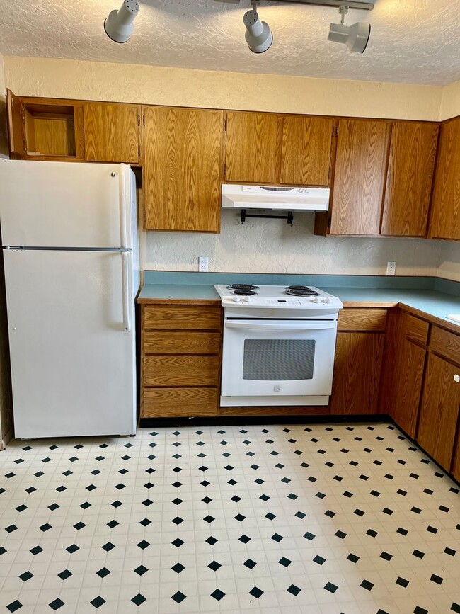 Foto del edificio - Large Unit! 2-Car Garage Parking! Don't Miss This One!