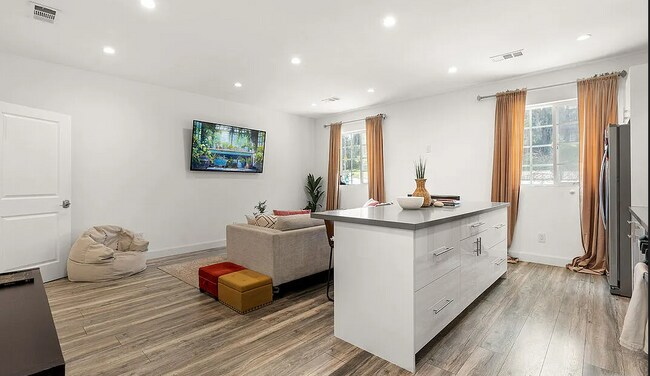 Foto del edificio - 6650 Valley Circle Blvd