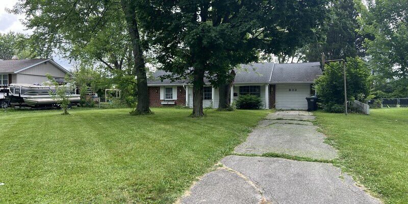Primary Photo - 833 Sweetbriar Ave