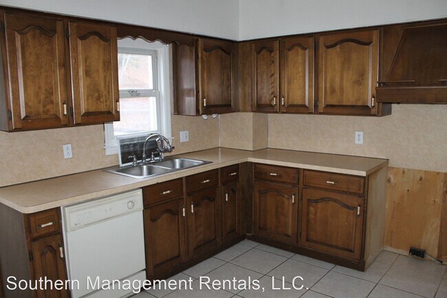 Building Photo - 3 br, 1 bath House - 114 W Main St