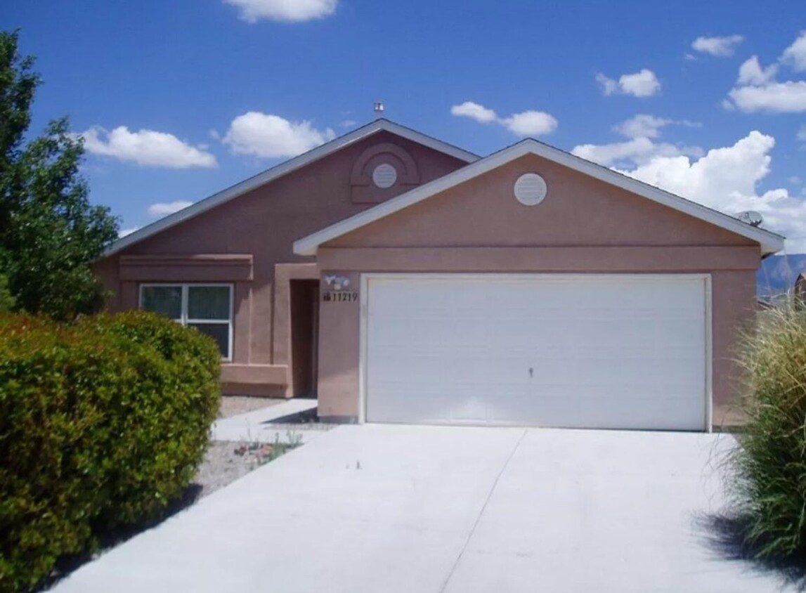 Primary Photo - 3BR, 2BA 1450 sq ft home in nice HOA commu...
