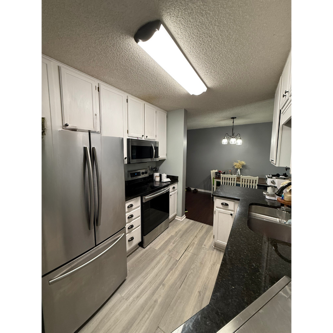 Building Photo - Updated 2 Bed, 2.5 Bath Apple Valley Townh...