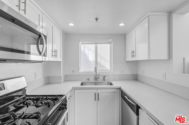 Foto del edificio - 4980 S Centinela Ave