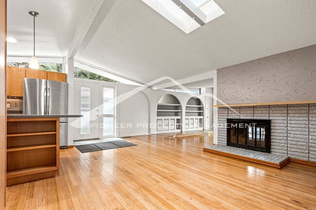 Building Photo - Spacious MidCentruy Modern Home in the Har...