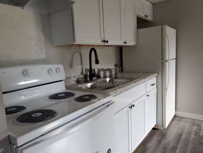 Foto del edificio - 465 E Main St