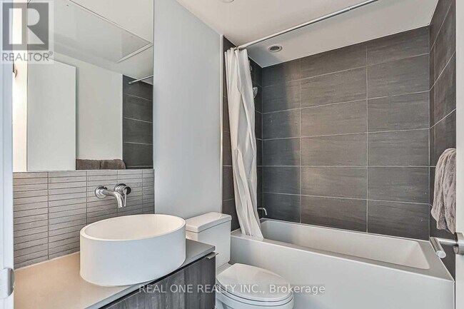 Photo du bâtiment - 161 Roehampton Ave