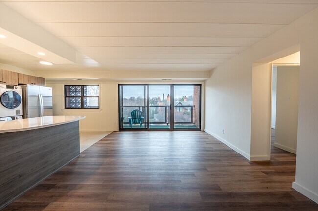 Amplia sala de estar - Montgomery Plaza Apartments