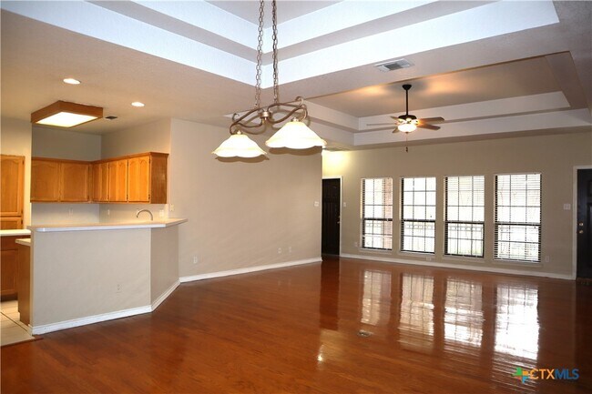 Foto del edificio - 677 Sagewood Pkwy