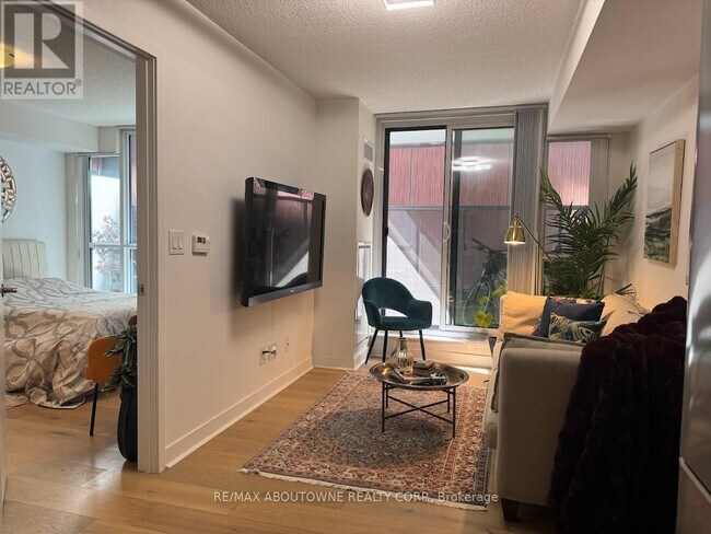 Building Photo - 295 Adelaide St W