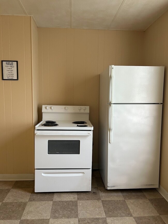 Kitchen Appliances - 108 E Iroquois St