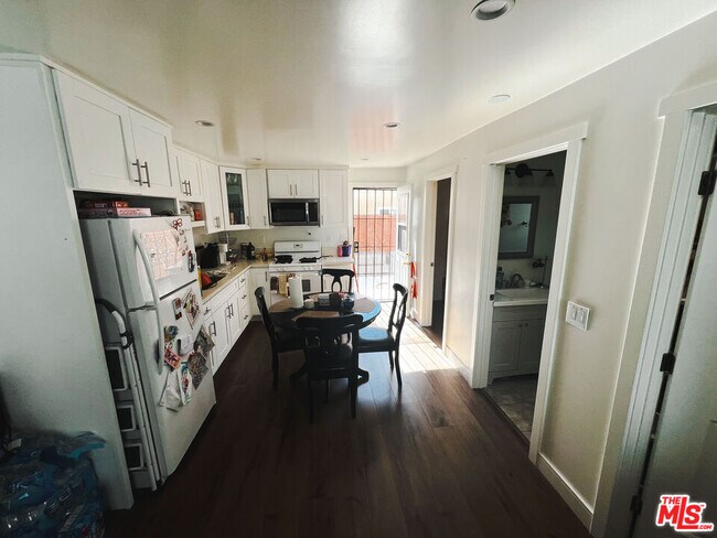 Building Photo - 844 W Gage Ave
