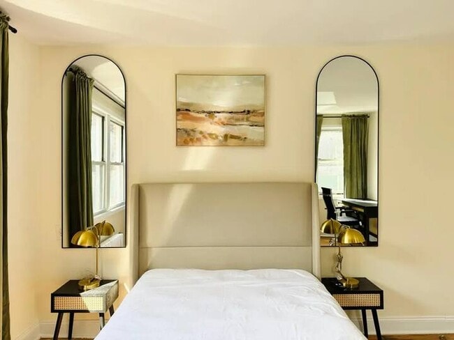 Building Photo - Furnished room/NOT APARTMENT