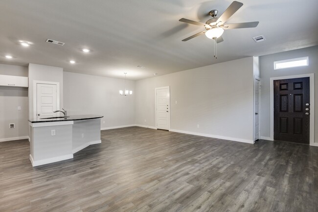 Building Photo - AVAILABLE NOW! GORGEOUS 3 BEDROOM DUPLEX L...