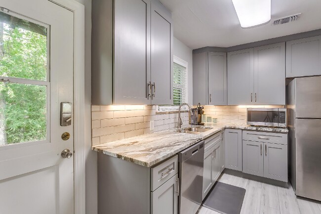 Foto del edificio - 4704 Collinwood Ave