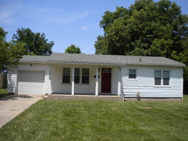 Building Photo - 2 bed 1 bath with large yard