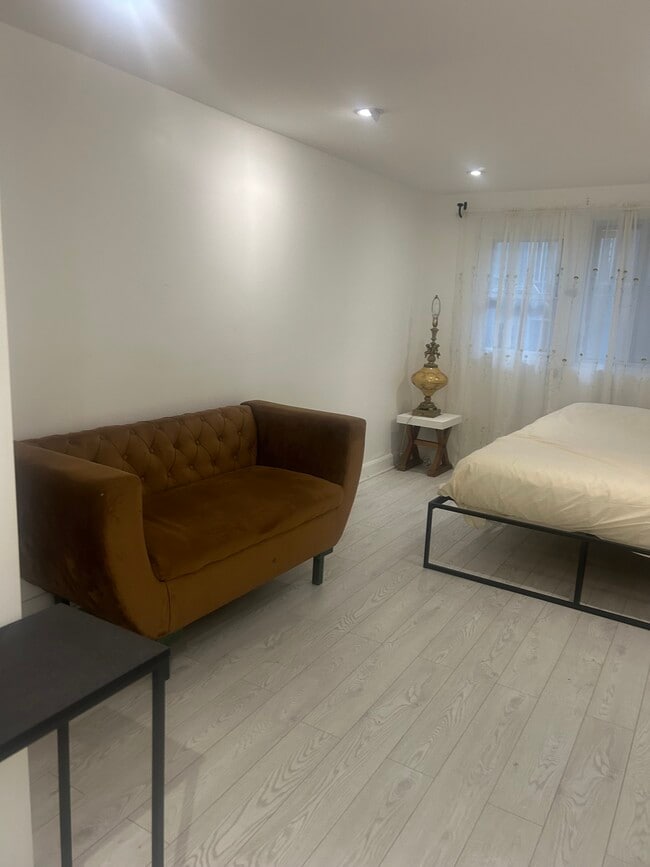 Building Photo - 4312 Rue Saint-Denis