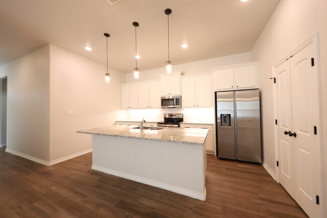 Building Photo - 421 Holstein Dr