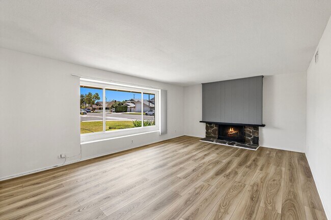 Building Photo - Spacious Home on Corner Lot!