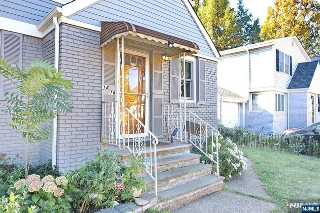 Building Photo - 18-18 Ellis Ave