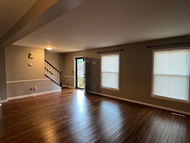 Building Photo - 5912 Pine Tree Ct