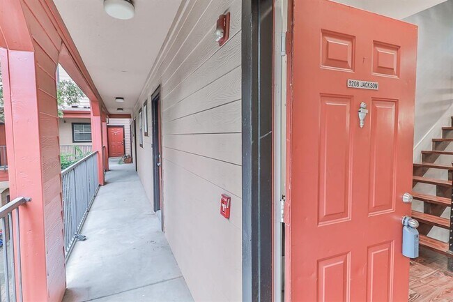 Foto del edificio - 3208 Jackson St