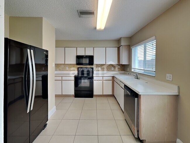 Building Photo - 12125 Buffington Ln