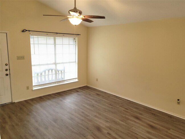 Building Photo - 1015 E Yager Ln