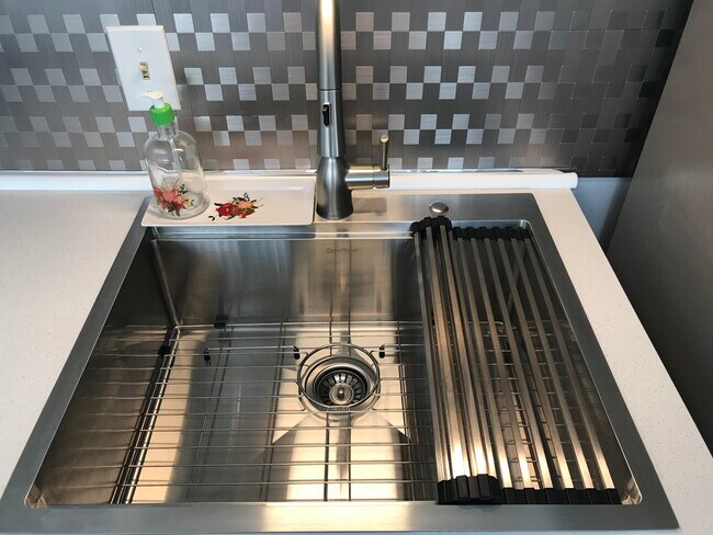 Fregadero y grifo de cocina modernos - 454 Racine Dr