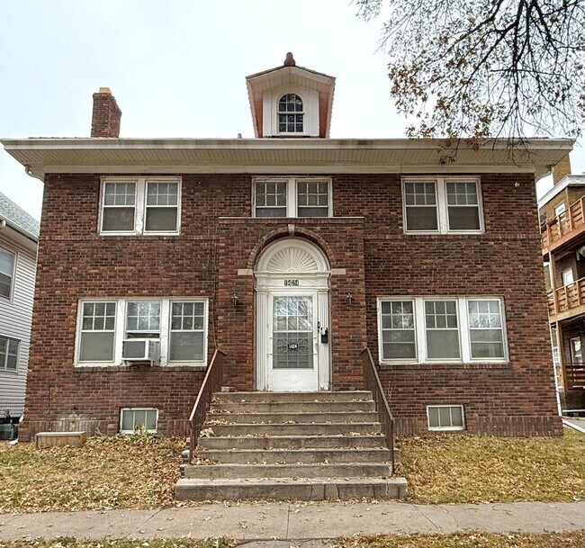 Foto del edificio - Massive 4 Bedroom, 2 Bath Brick Home