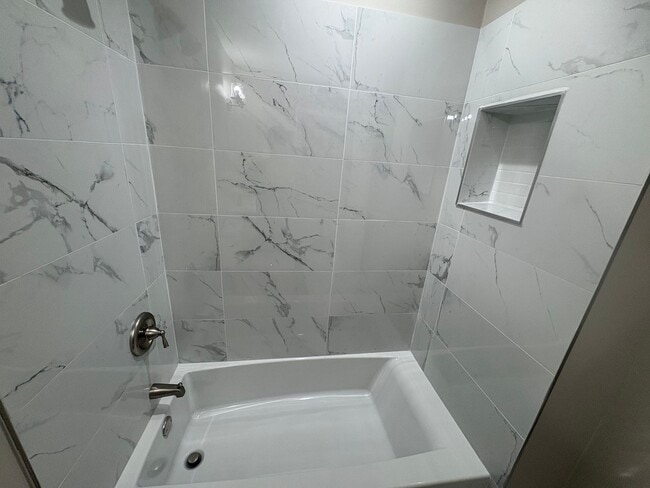 Foto del edificio - Spacious 2BD/2BA w/ High Ceilings + Modern...