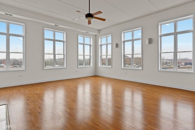 Building Photo - 2622 W Diversey Ave