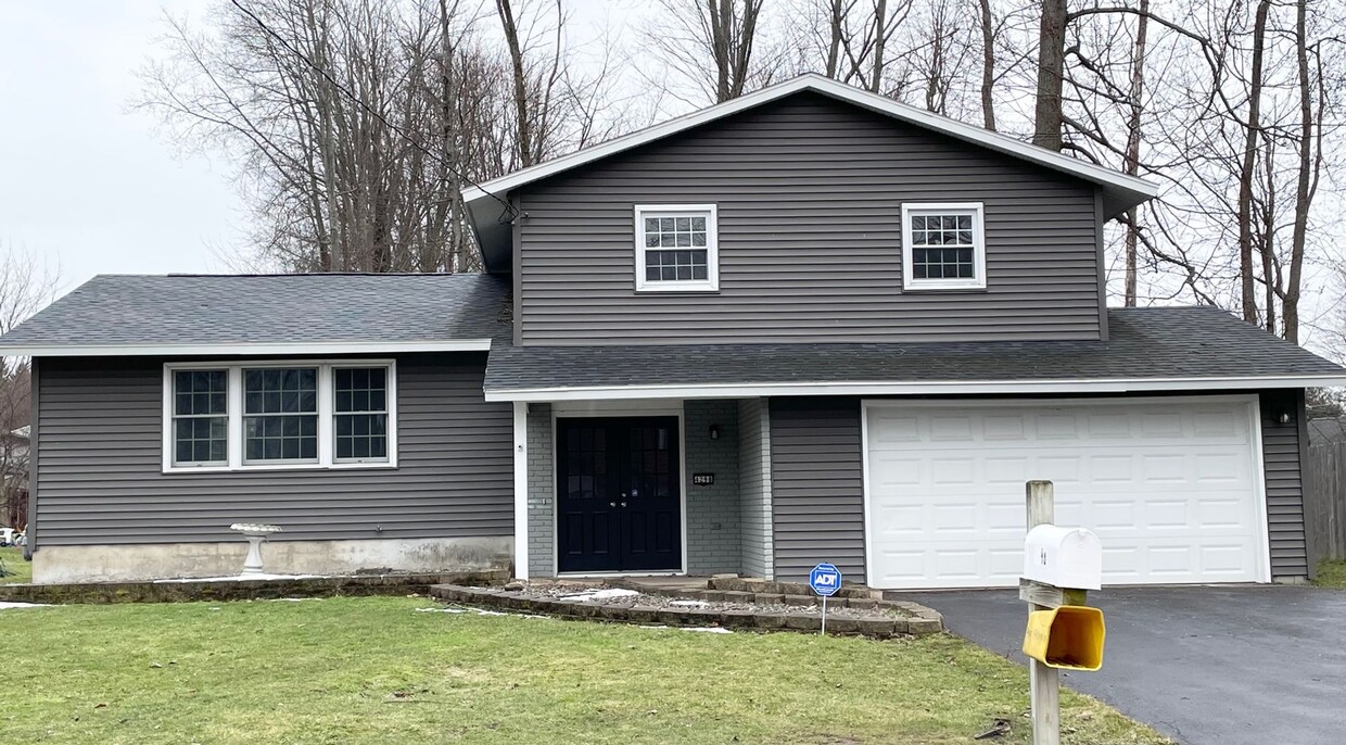 Primary Photo - 3 Bed, 1.5 Bath- Single Family home for re...