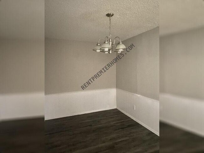 Foto del edificio - 6121 Singing Hills Dr