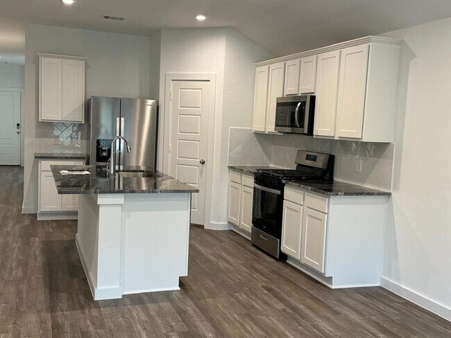 Building Photo - 8610 Shumard Oak Dr
