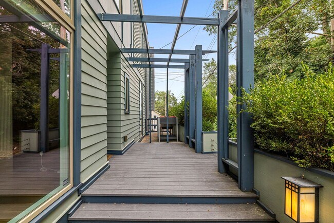 Foto del edificio - *Beautifully Updated & Spacious 4BD/2.5BA Single Family Home Available in South Side Slopes*
