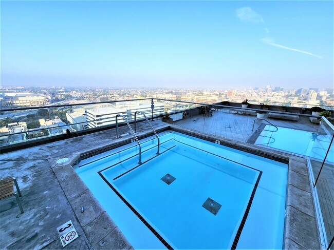 Foto del edificio - Sky-High Urban Living at 1100 Wilshire! St...