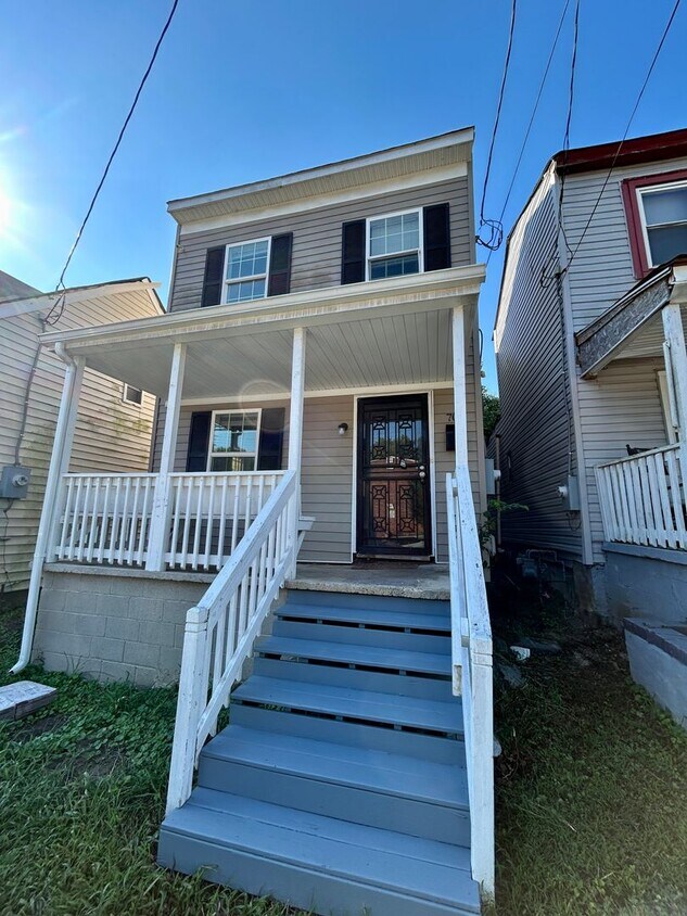 Foto principal - Well-Maintained Single-Family Home in Pete...