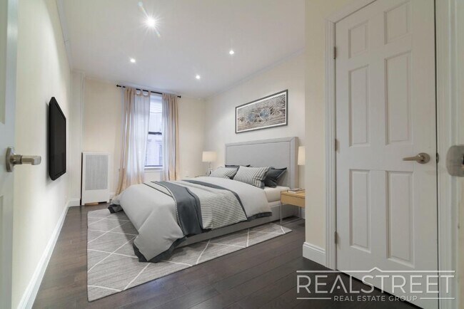 Foto del edificio - 2 Bed In Prime Brooklyn Heights