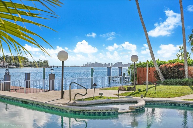 Foto del edificio - 1180 Bay Dr