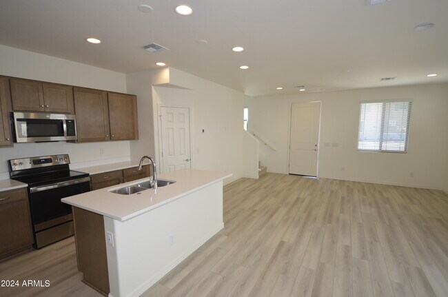 Building Photo - 1306 E Sparrow Dr