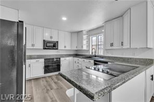 Foto del edificio - Spacious Single Story Home Near Sahara/Eas...