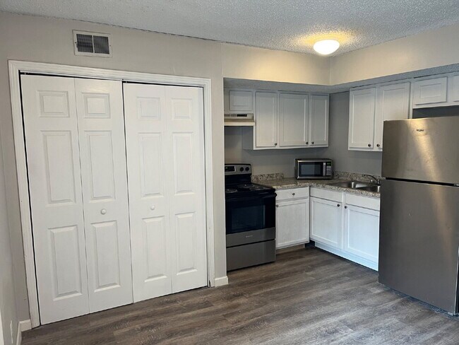 Foto del edificio - 2 BEDROOM 11/2 BATH TOWNHOME  MINUTES TO D...