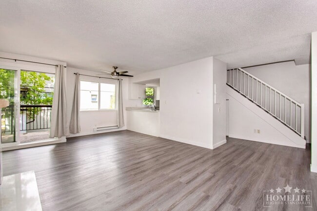 Building Photo - Spacious 3-Bedroom Townhouse at Suncreek E...