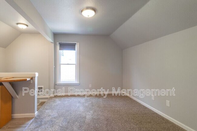 Foto del edificio - 409 W McLoughlin Blvd