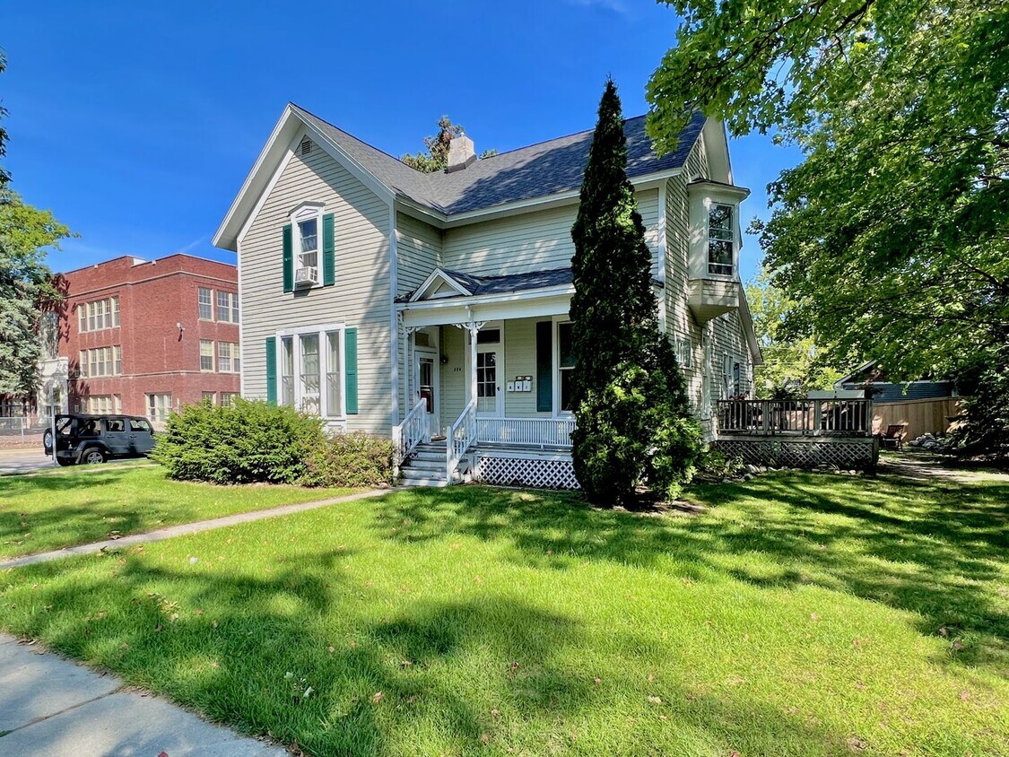 Primary Photo - Eighth, 224 W.