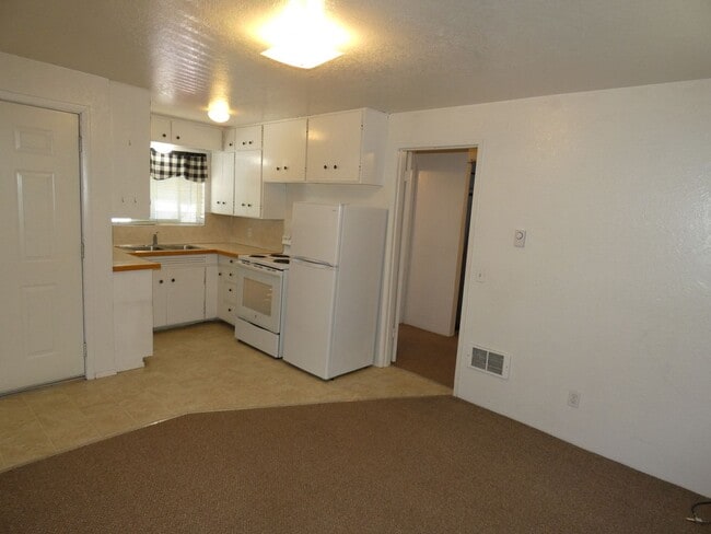 Building Photo - Cozy Cute on the West Side